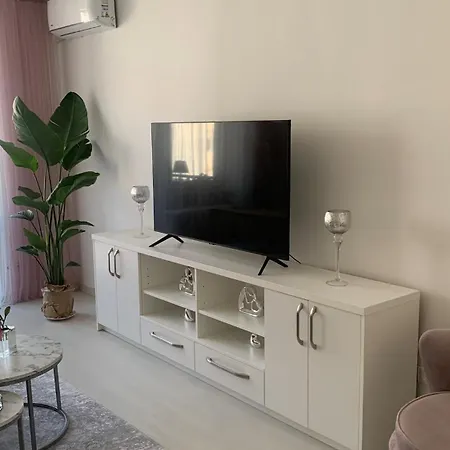 Bright Apapartment In The Heart Of דירה *